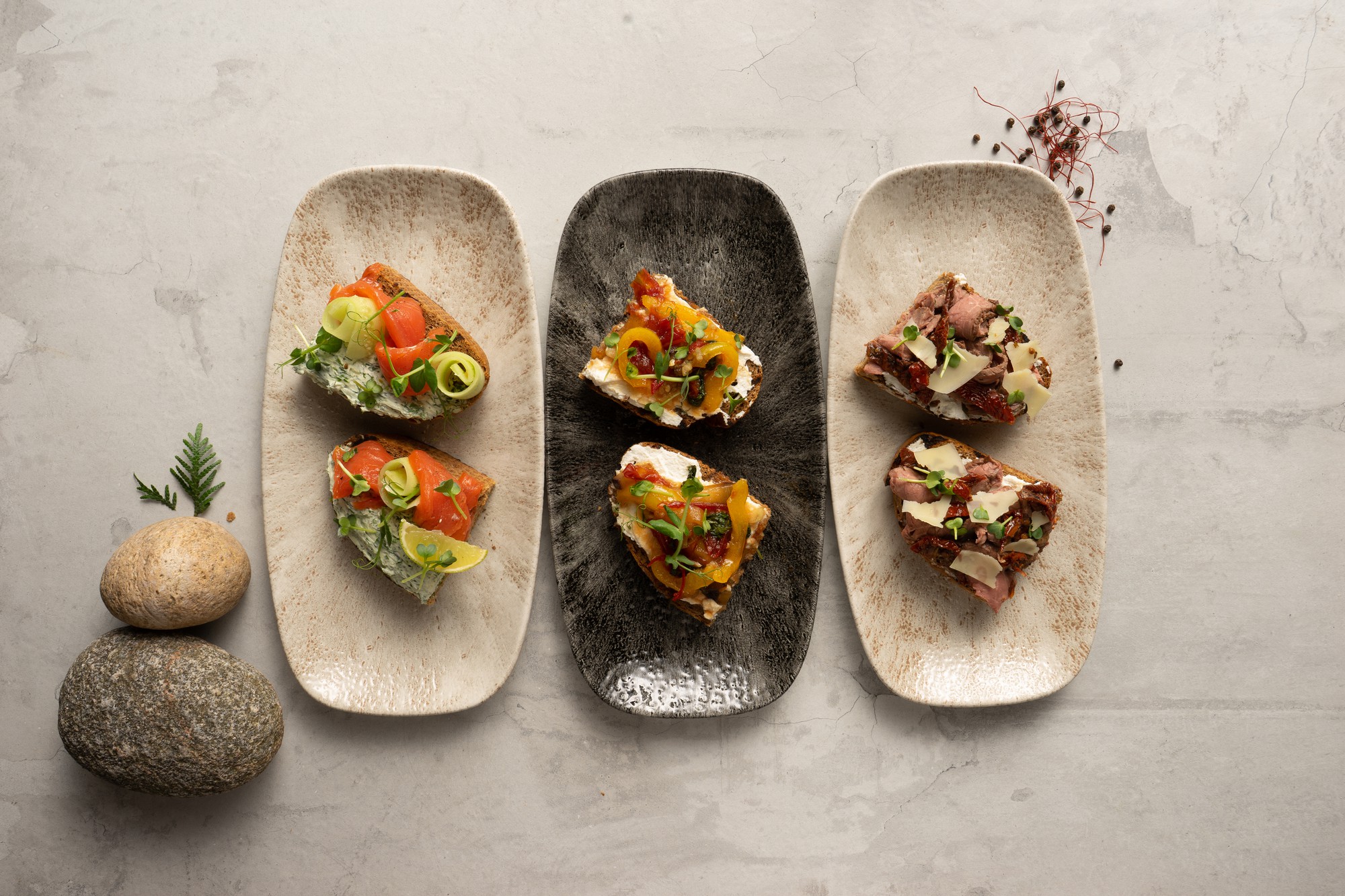 Set di piatti serviti in stile artigianale